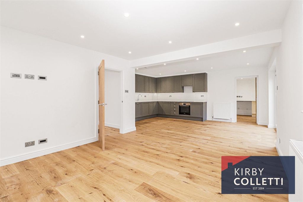 Property photo 2 of 31 Kitchen/Diner/Family Room