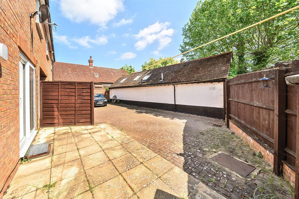Property photo 3 of 13 Courtyard H.Jpg