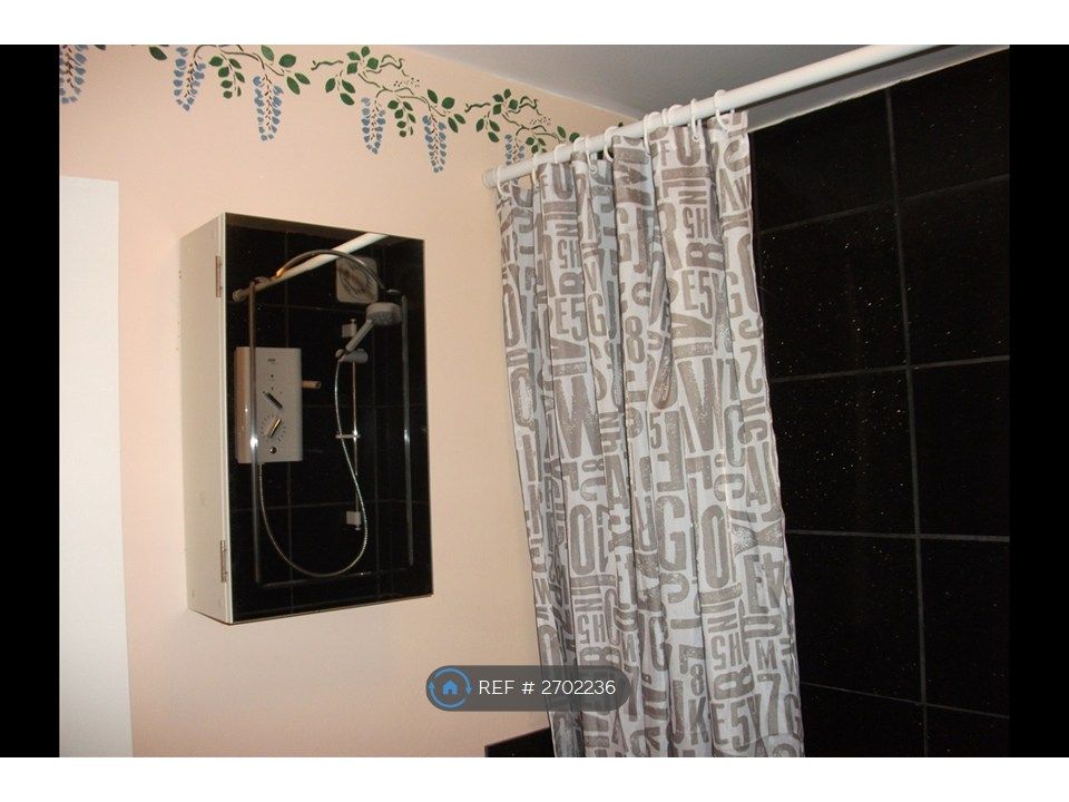 Property photo 2 of 8 Galxy Granite Tiles In Bathroom