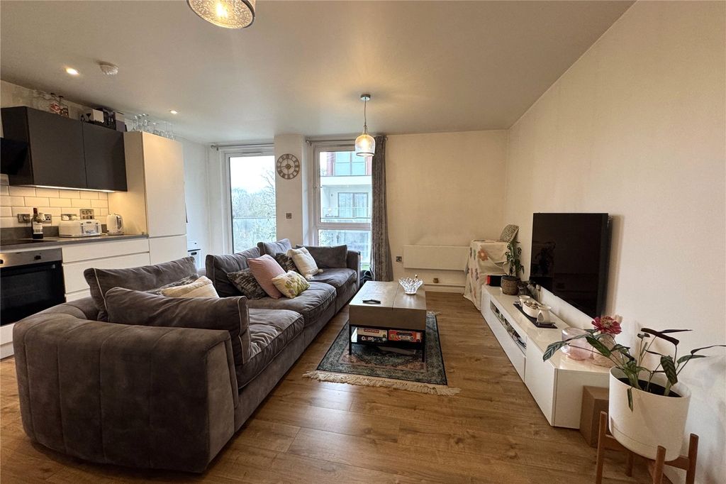Additional image 8 of 2 bed flat for saleFarnborough Road, Farnborough, Hampshire GU14