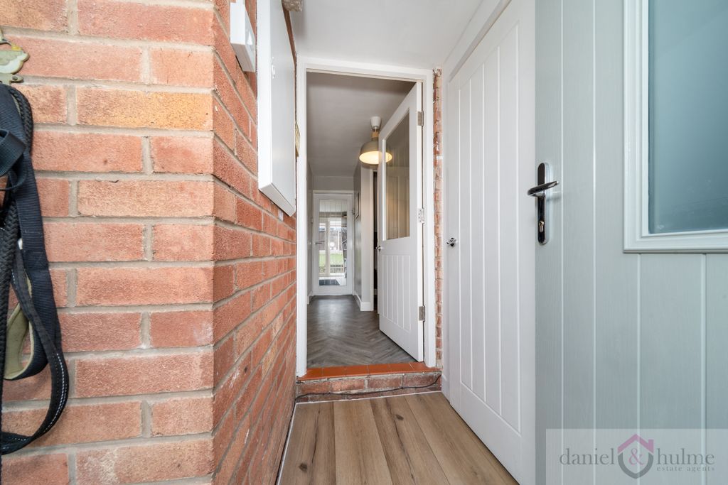 Property photo 2 of 24 35 Coopers Close-1