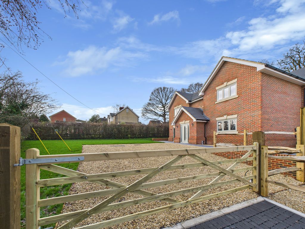 Property photo 3 of 40 Cam05068G0-Pr0061-Still004