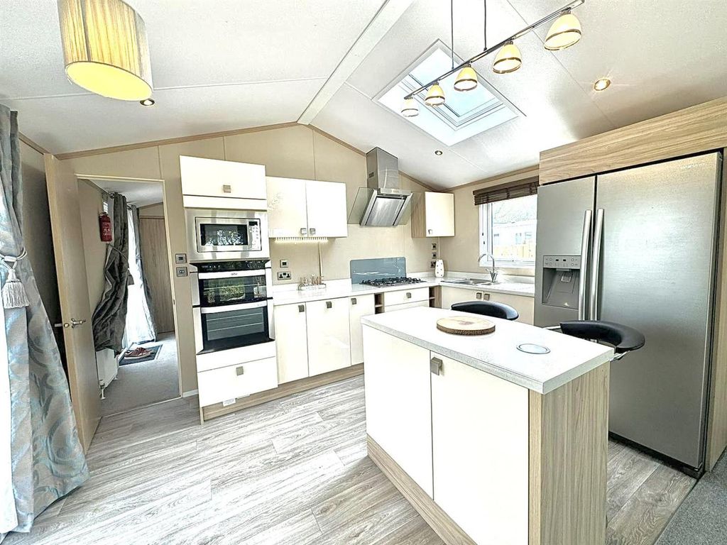 Property photo 3 of 31 Stunning Kitchen/Family Room