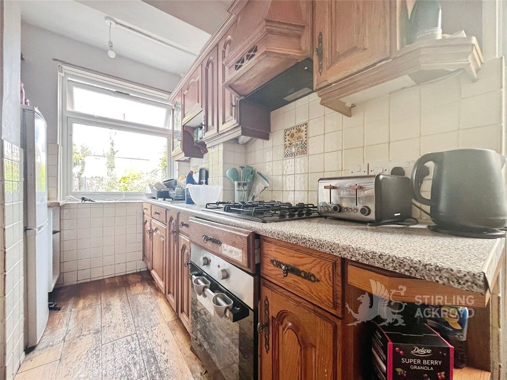 Property photo 3 of 9 Kitchen