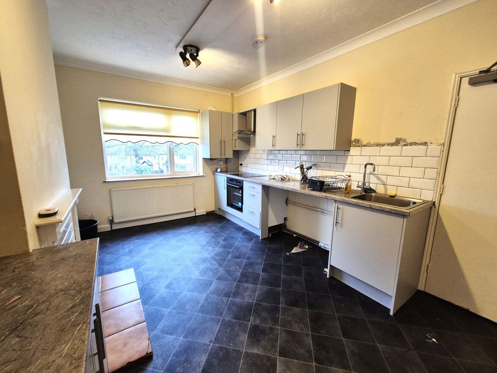 Property photo 2 of 8 Kitchen