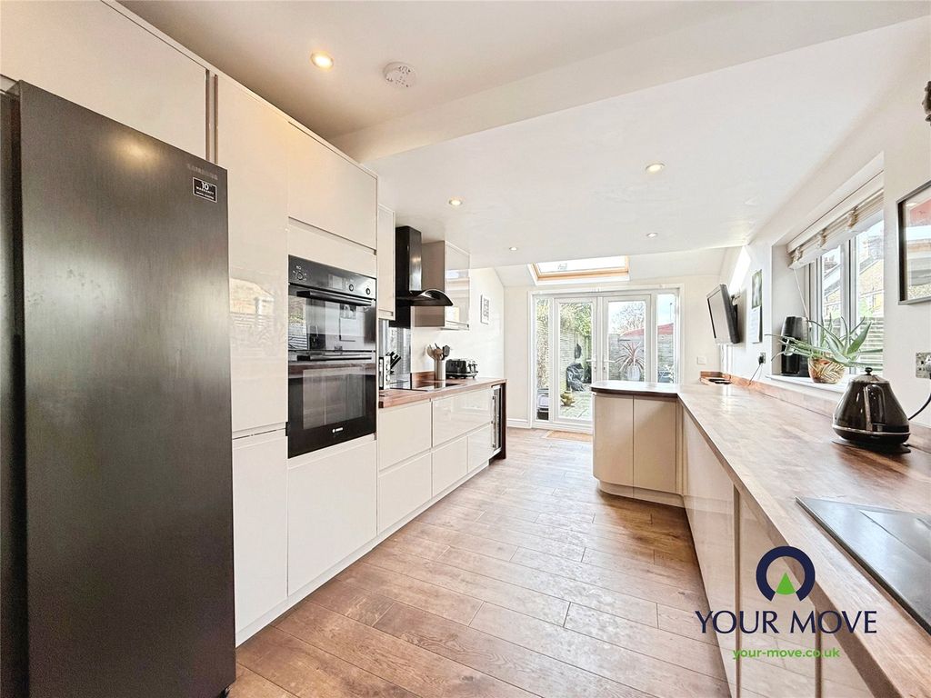 Property photo 3 of 17 Kitchen