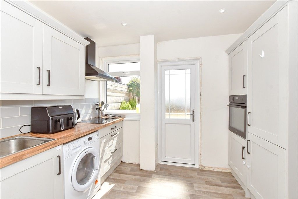 Property photo 3 of 10 Kitchen