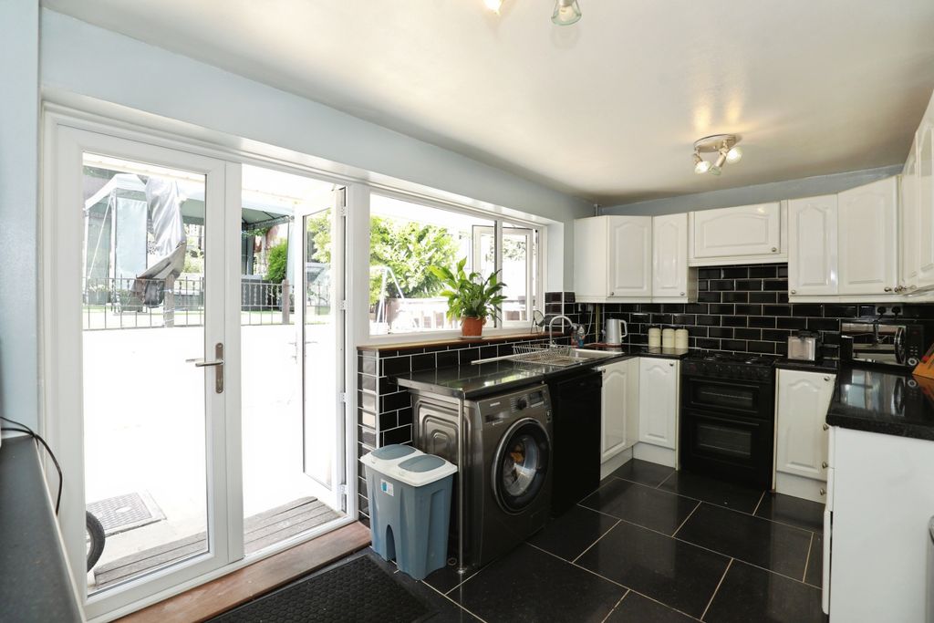 Property photo 3 of 18 Kitchen