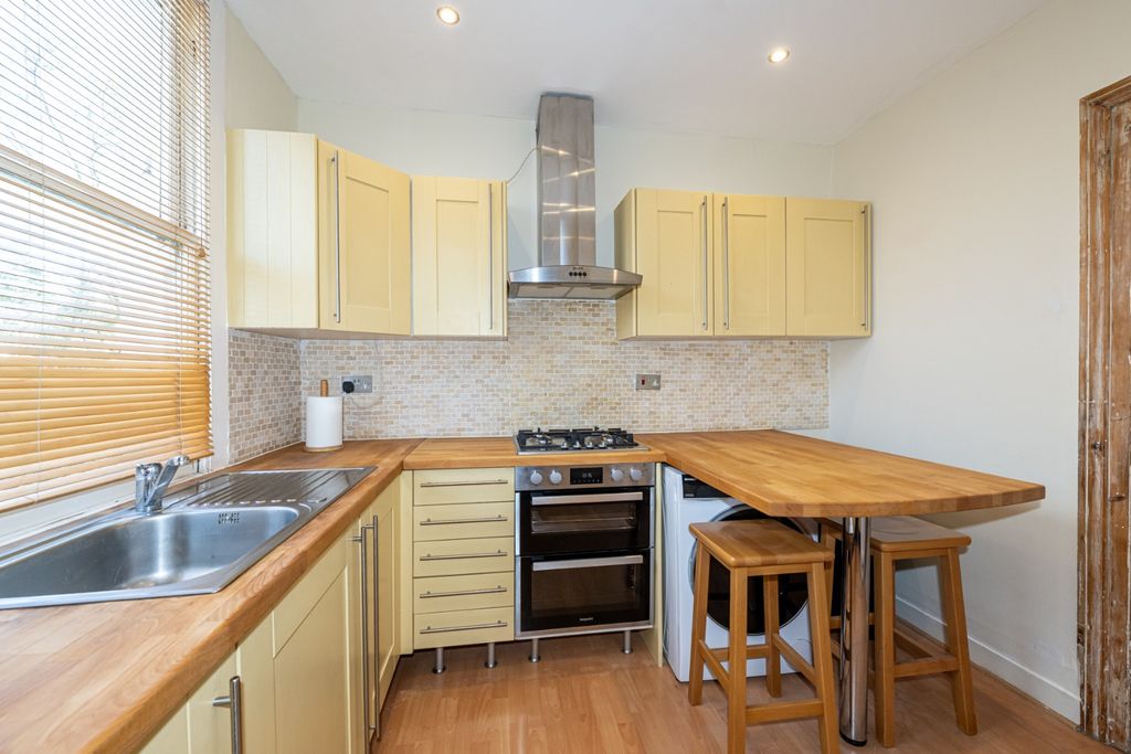 Property photo 3 of 12 4930573