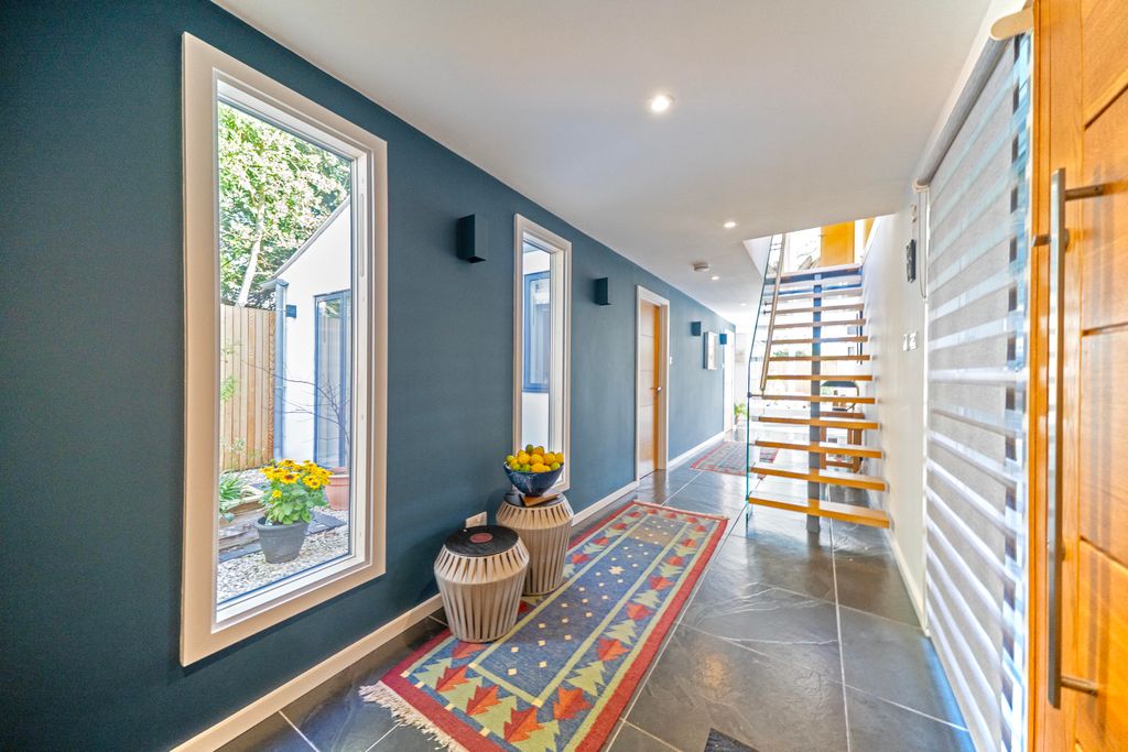 Property photo 2 of 40