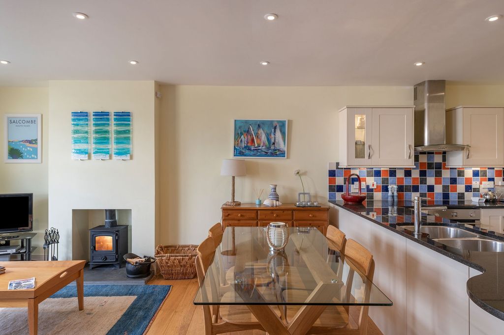 Property photo 3 of 11 Dining Area_Spittis Park_Kingswear