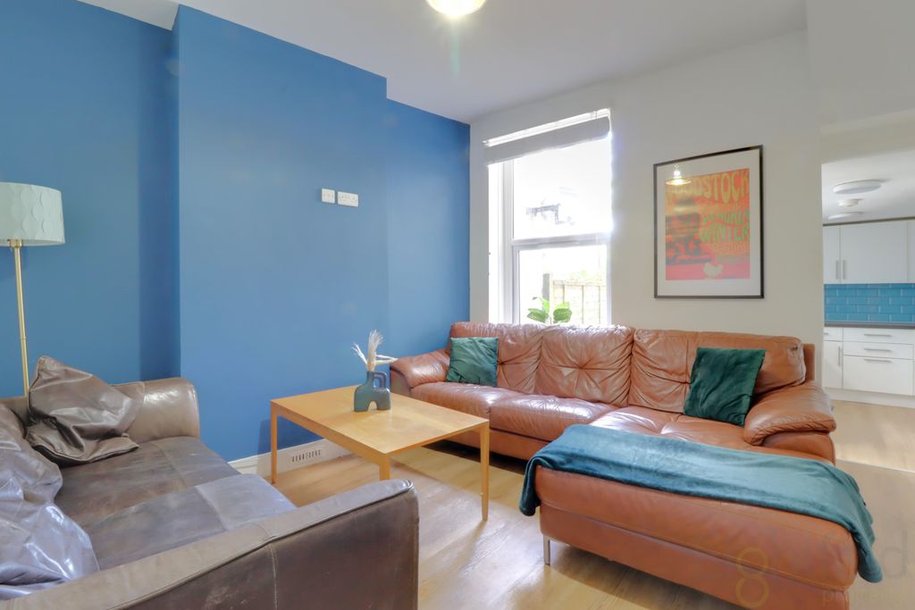 Property photo 2 of 22 Living Room