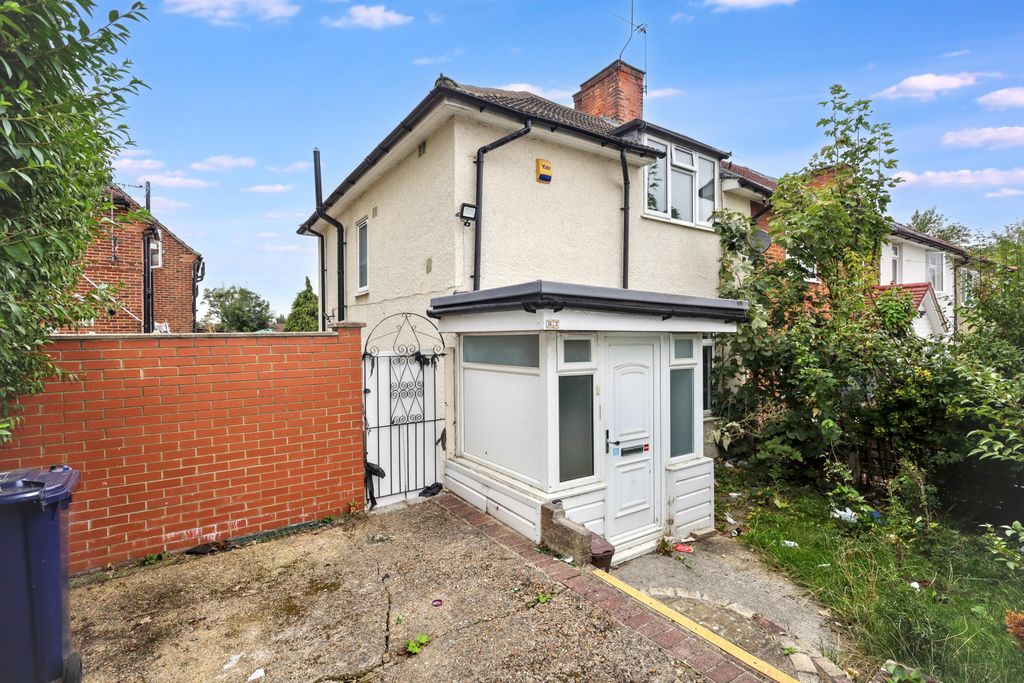 Property photo 1 of 17 82 Dryfield Road, Edgware, London, Ha8 9Ju