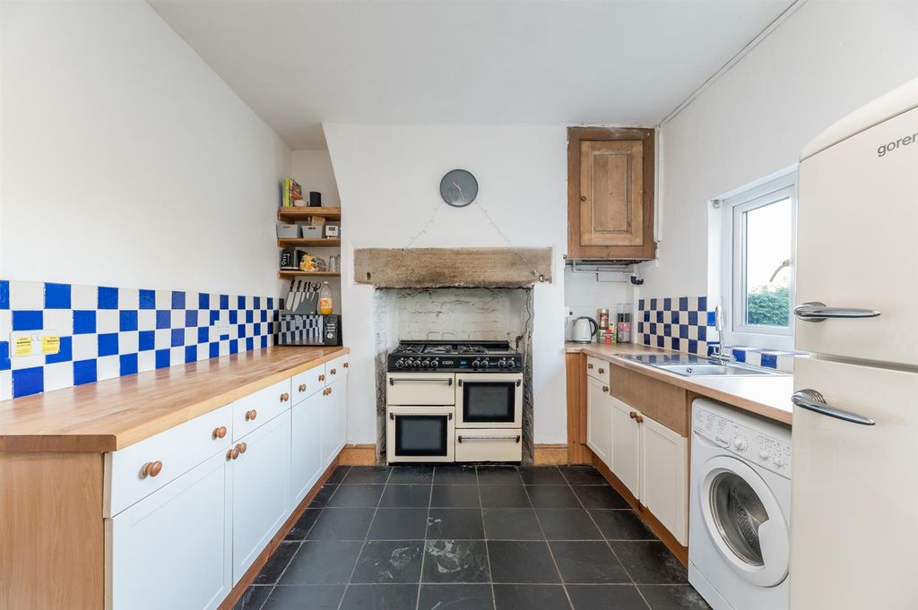 Property photo 3 of 31 Kitchen