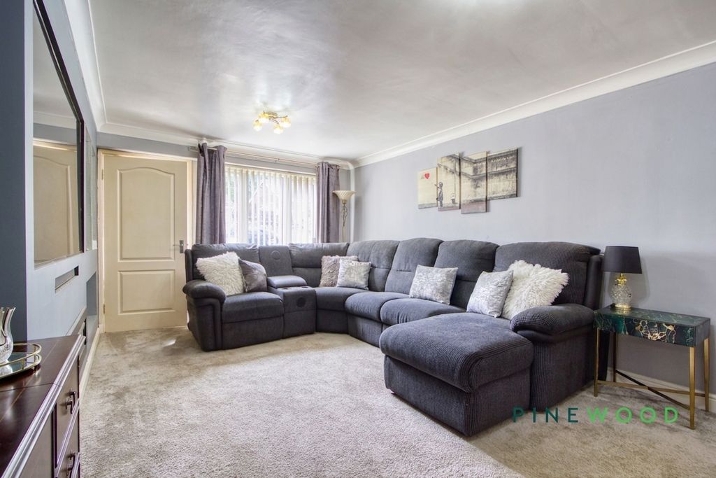Property photo 3 of 16 Lounge