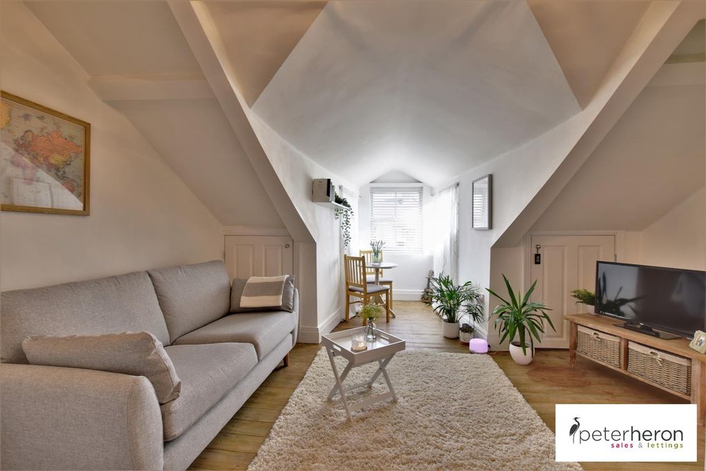 Property photo 2 of 10 Lounge