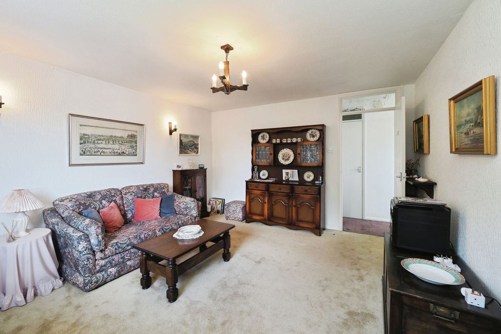 Property photo 3 of 15 Lounge