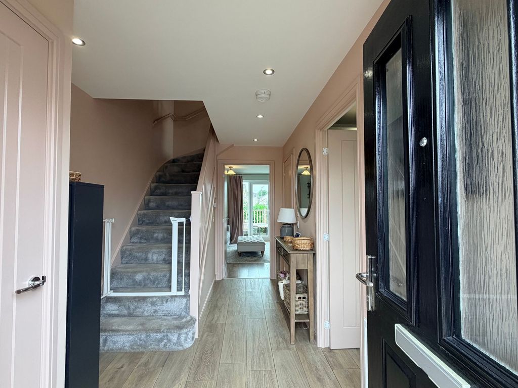 Property photo 3 of 19 Entrance Hallway
