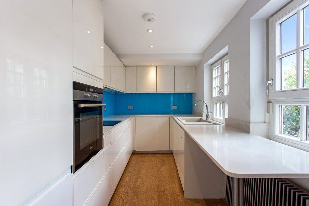 Property photo 3 of 10 Kitchen