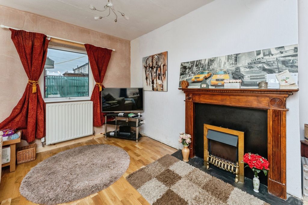 Property photo 3 of 18 Lounge Dining