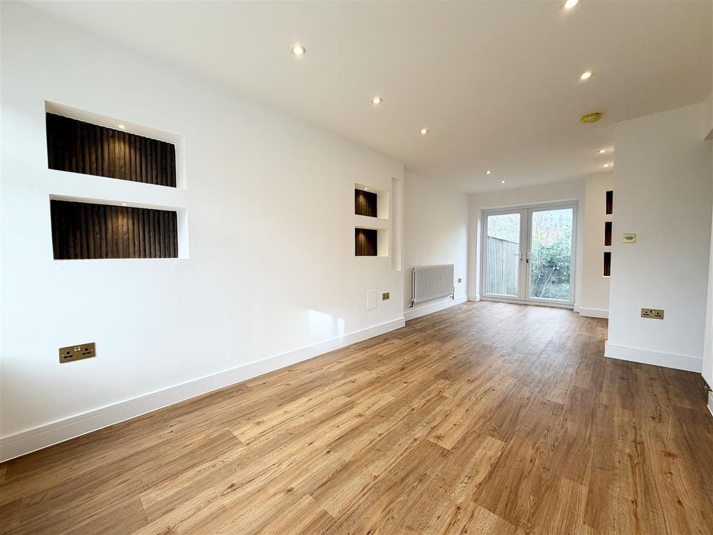 Property photo 2 of 13 Lounge