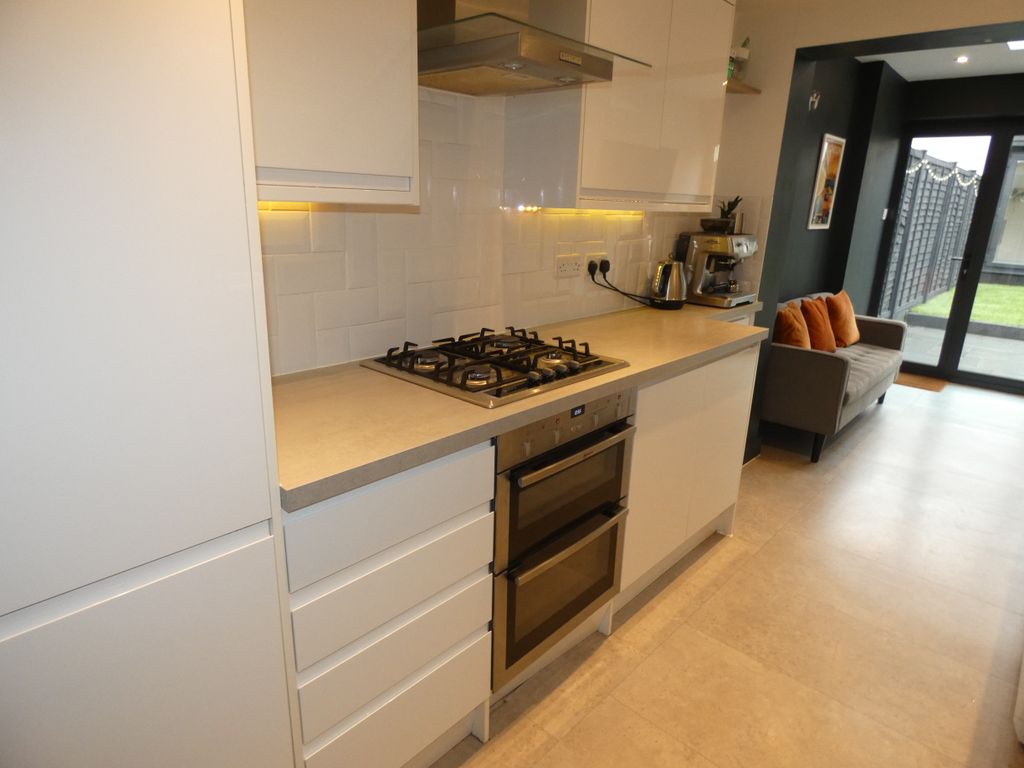 Property photo 3 of 17 Kitchen