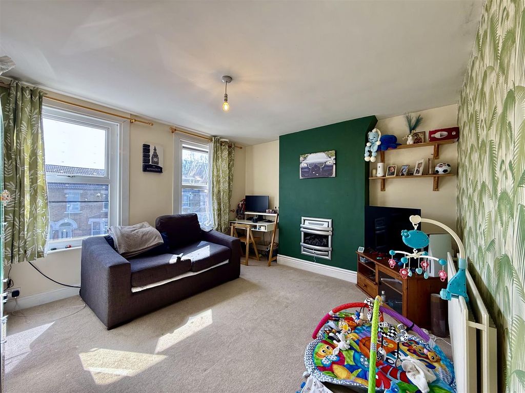 Property photo 2 of 8 Priory Road