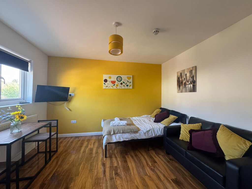Property photo 2 of 8 Room - Fernbank Avenue (6)