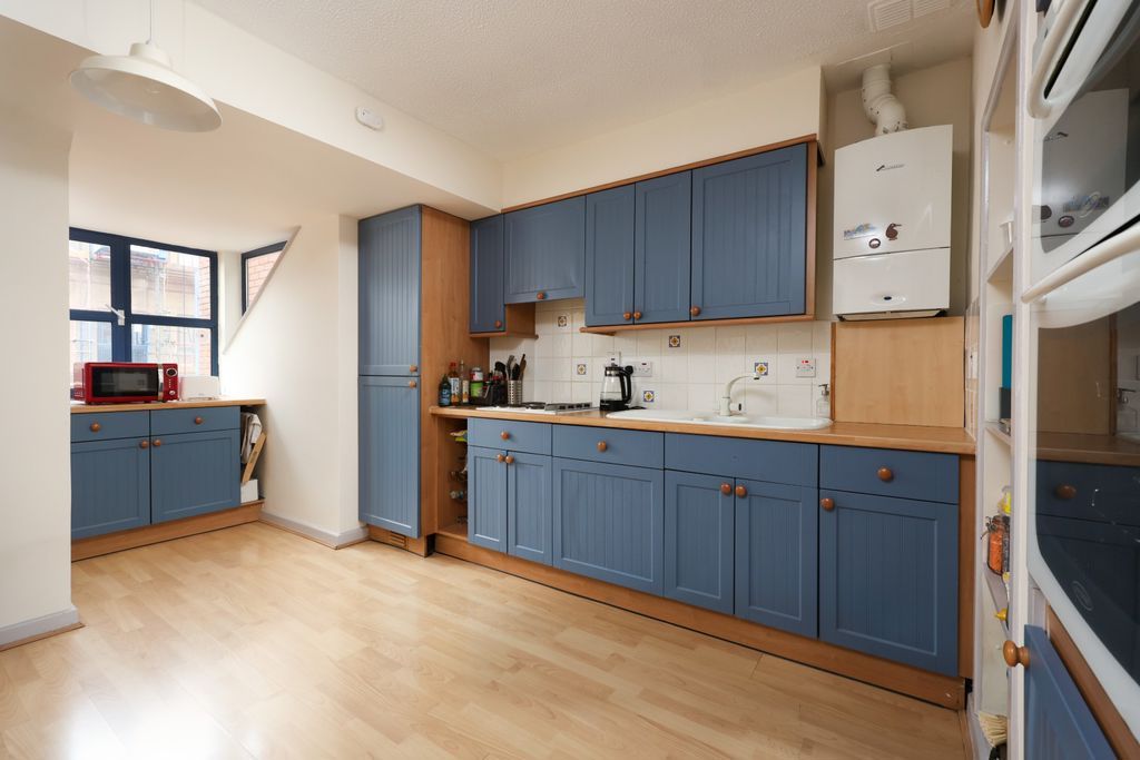 Property photo 3 of 10 Kitchen