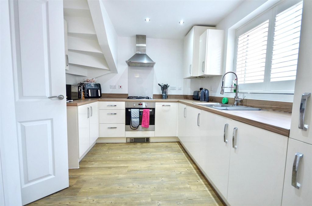 Property photo 3 of 18 Kitchen
