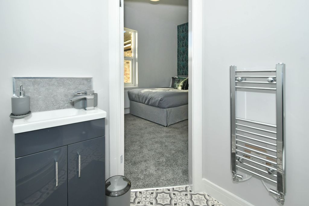 Property photo 3 of 18 Room 4 - Double Ensuite