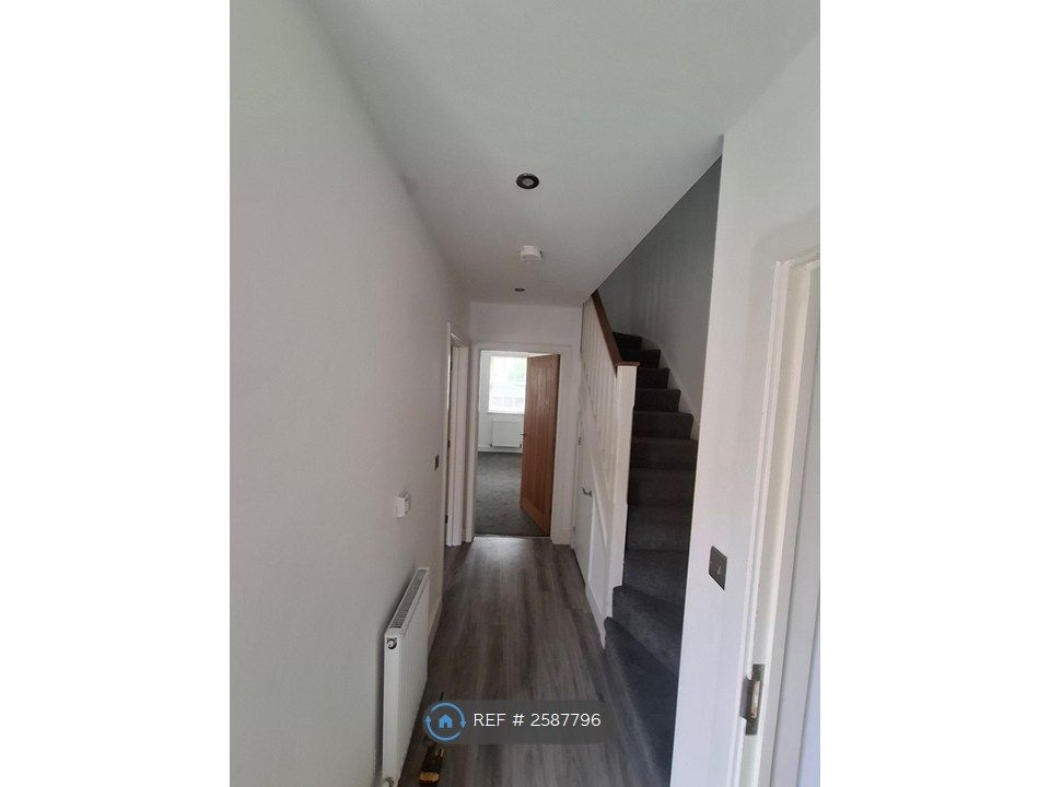 Property photo 3 of 17 Entrance Hall