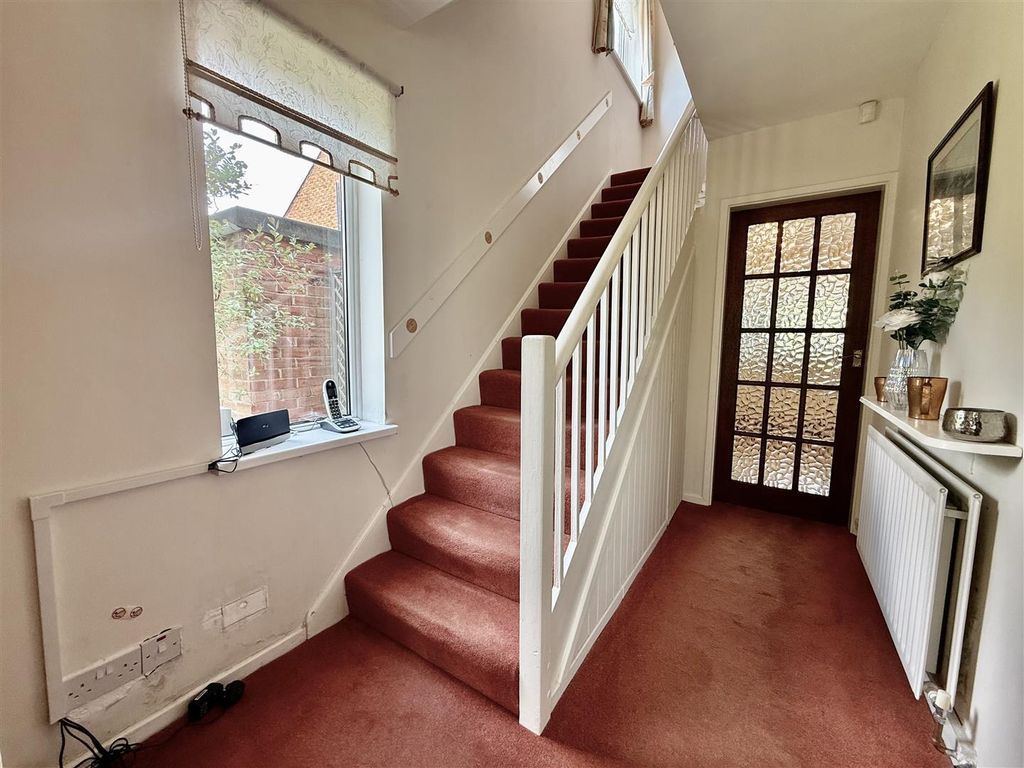 Property photo 3 of 19 Entrance Hall