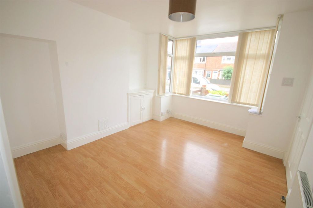 Property photo 3 of 18 Living Room