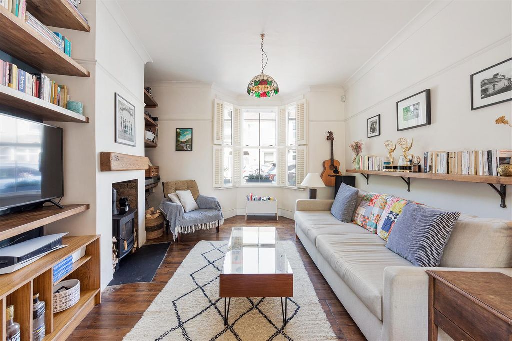 Property photo 2 of 15 Hartington Road, E17