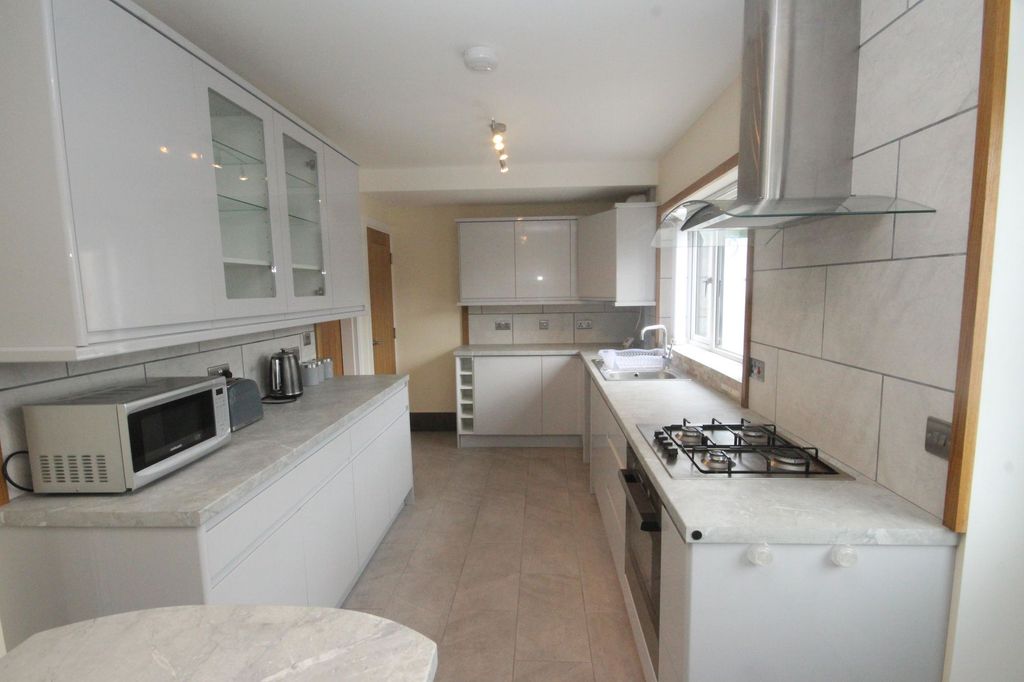 Property photo 2 of 25