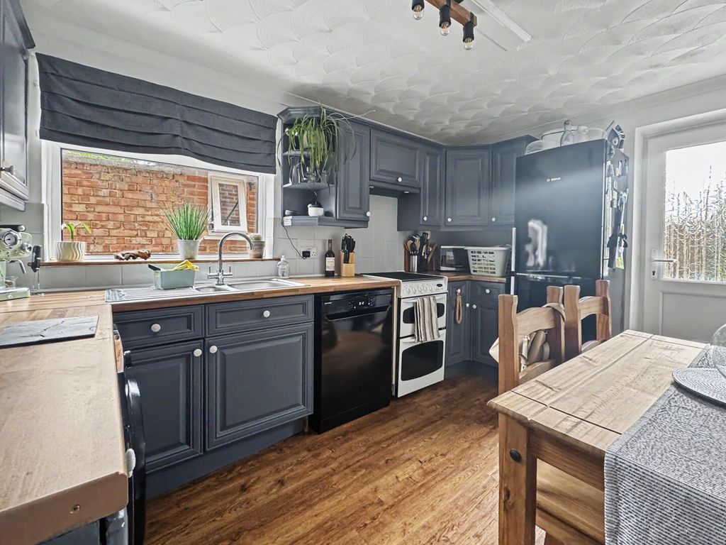 Property photo 3 of 14 Kitchen