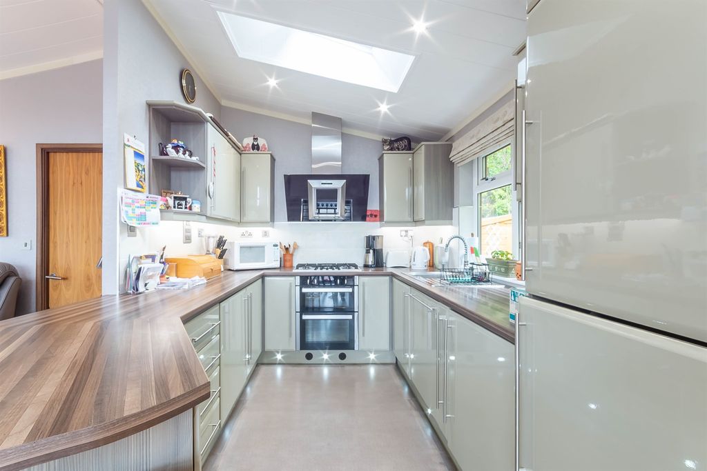 Property photo 2 of 18 Kitchen