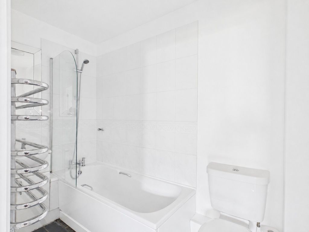 Property photo 3 of 13 Bathroom