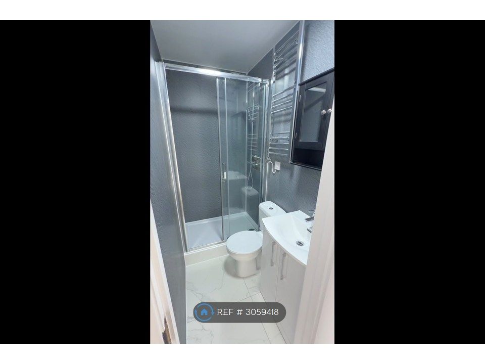 Property photo 3 of 19 En Suite - Room 1