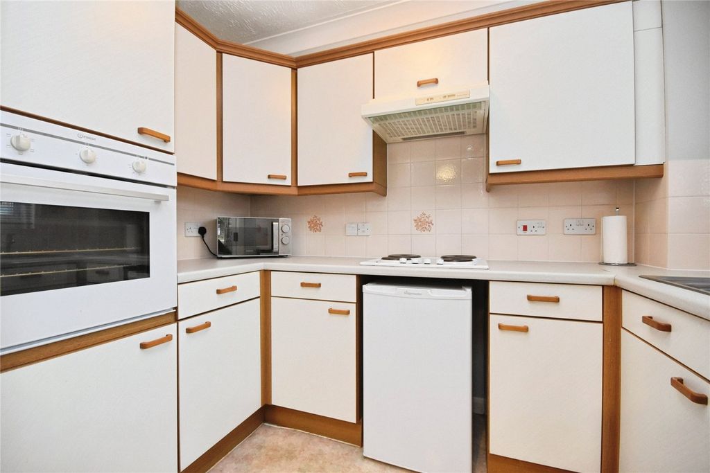 Property photo 3 of 10 Kitchen