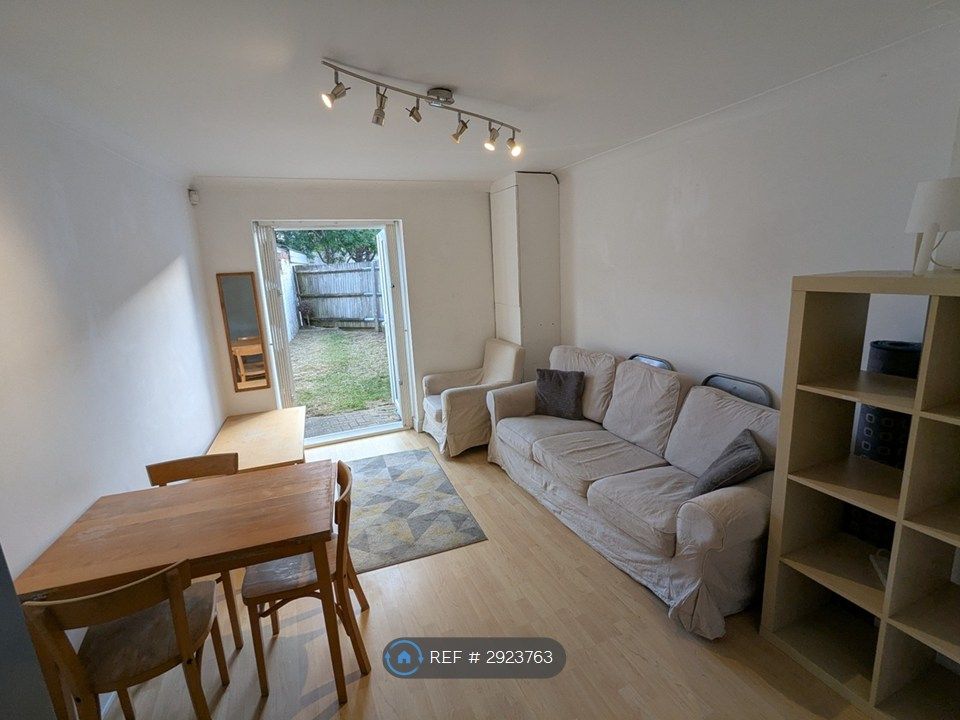 Property photo 3 of 10 Lounge