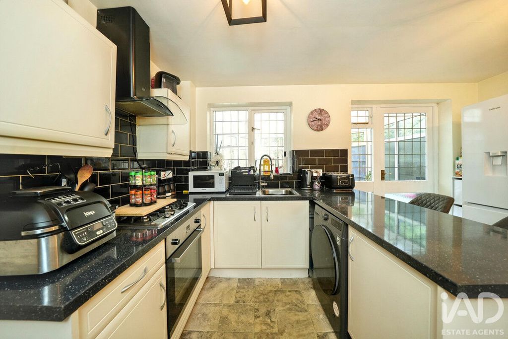 Property photo 3 of 32