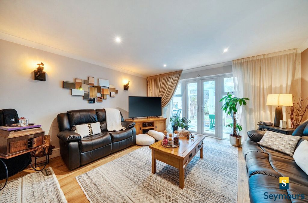 Property photo 2 of 20 Living Room