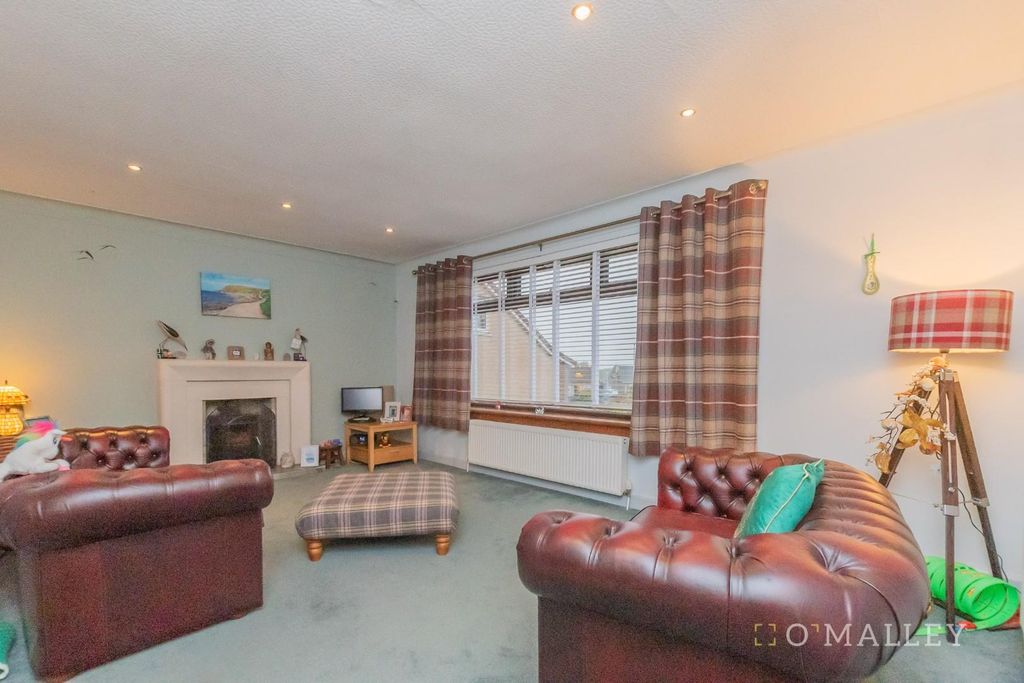 Property photo 2 of 19 Lounge