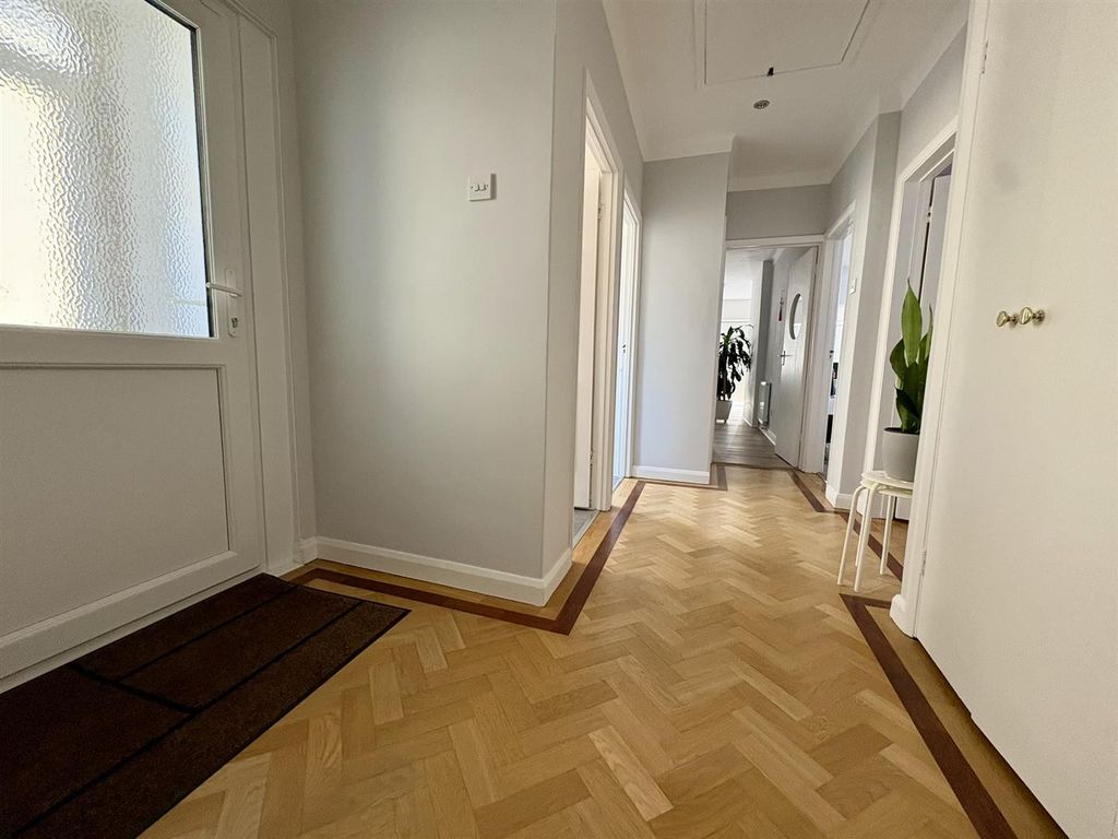 Property photo 3 of 19 Entrance Hall