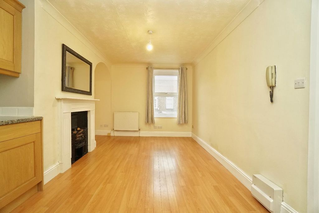 Property photo 3 of 9 Living Room / Kitchen