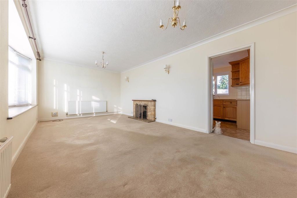 Property photo 3 of 13 Lounge