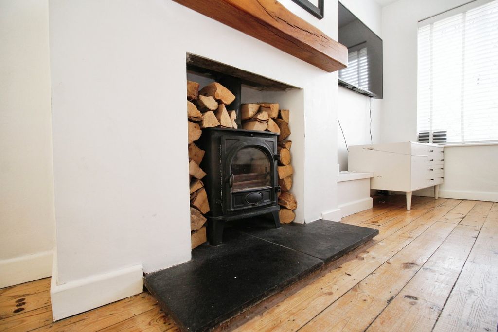 Property photo 3 of 14 Log Burner