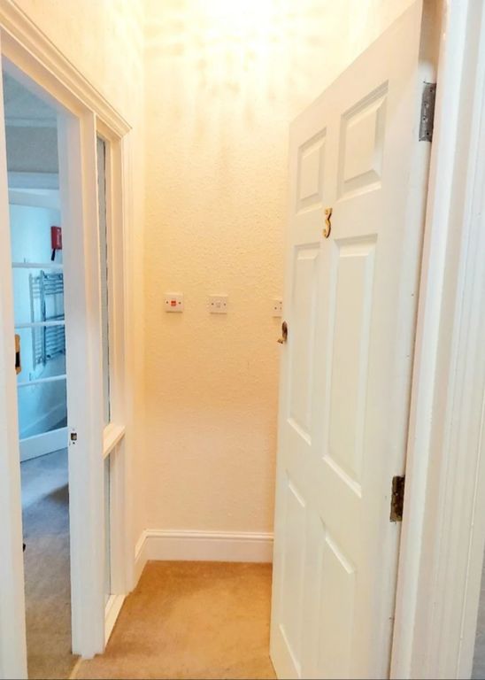 Property photo 2 of 8 Entrance Hall